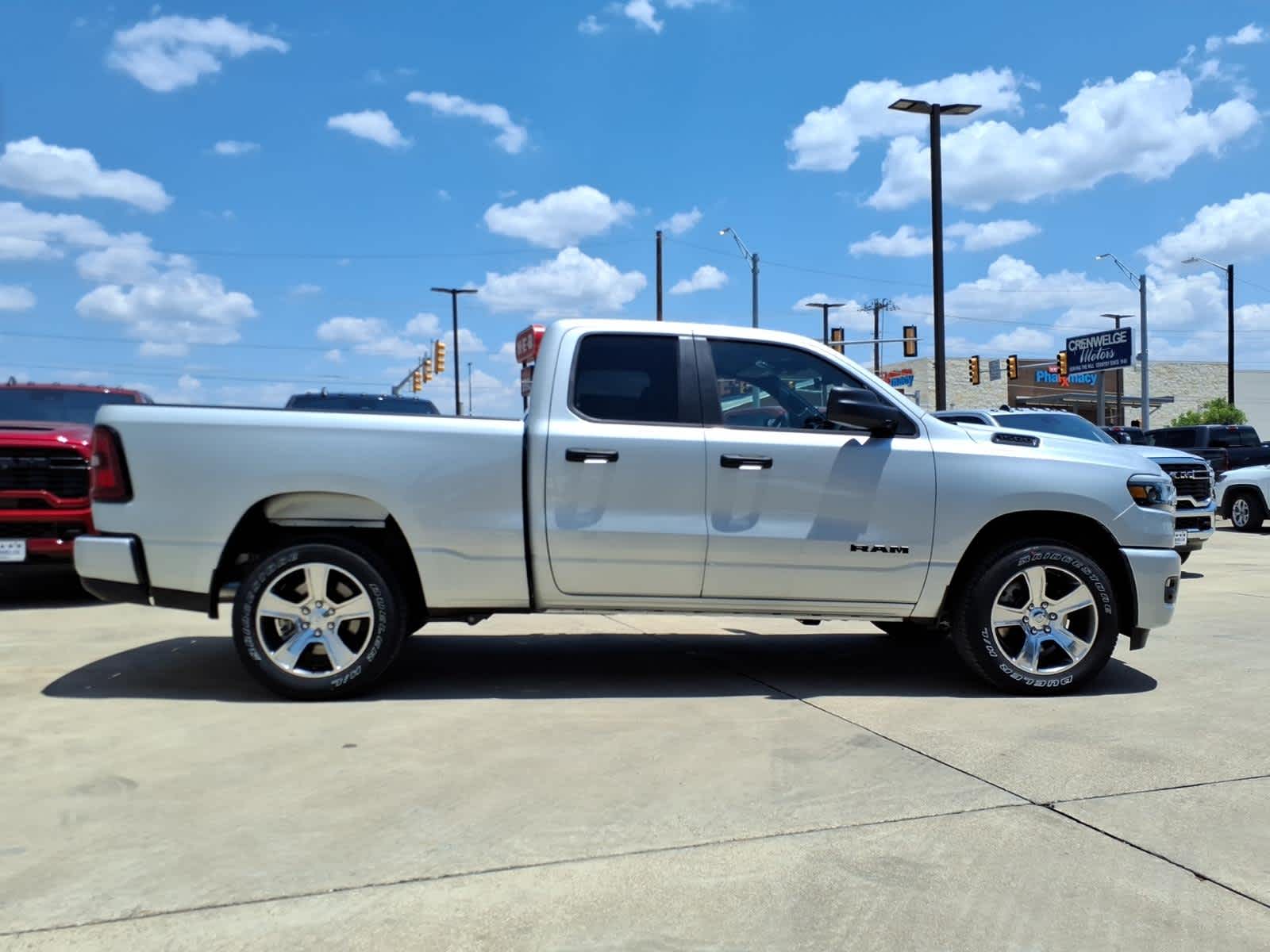 2026 RAM 1500 RAM 1500 EXPRESS QUAD CAB 4X2 6'4' BOX