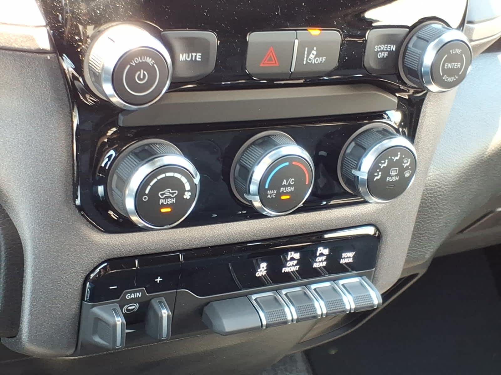 2026 RAM 1500 RAM 1500 EXPRESS QUAD CAB 4X2 6'4' BOX