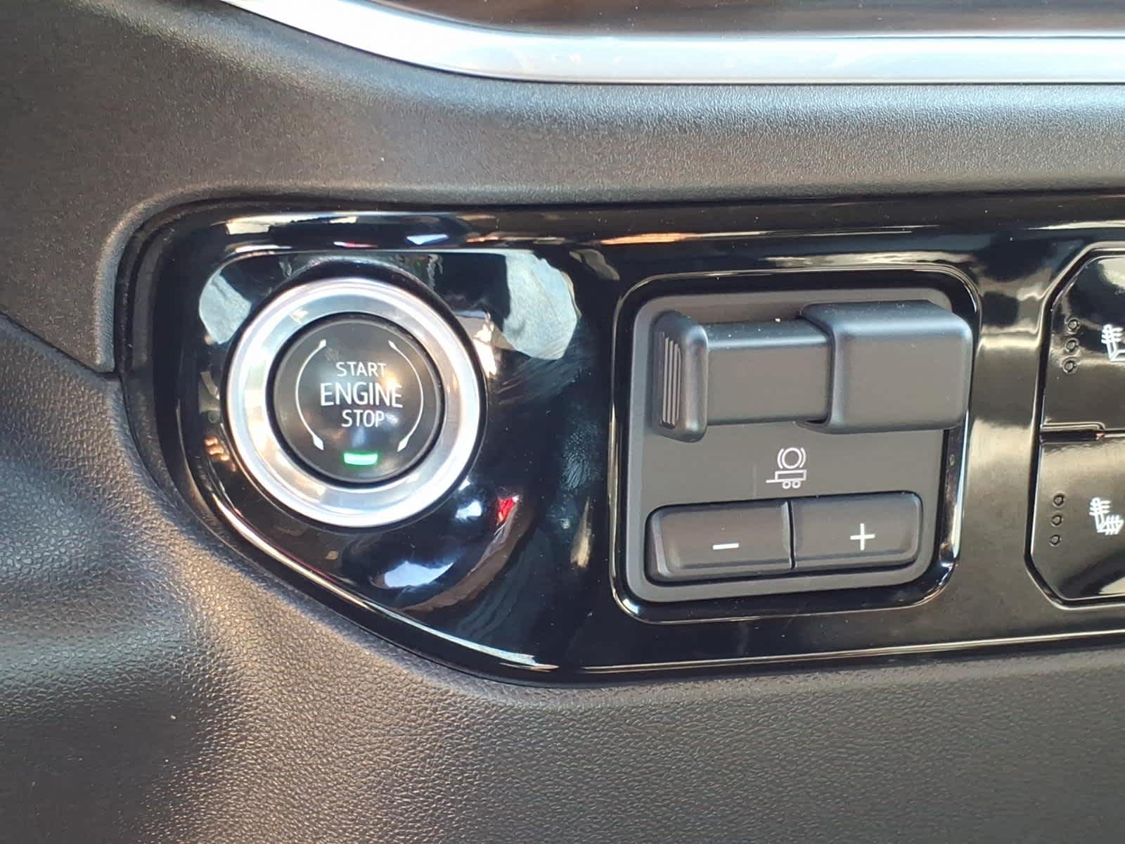 2025 GMC Sierra 1500 4WD Crew Cab Short Box SLT