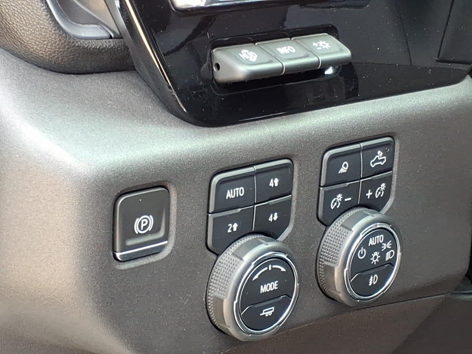 2023 Chevrolet Silverado 1500 4WD Crew Cab Short Bed High Country